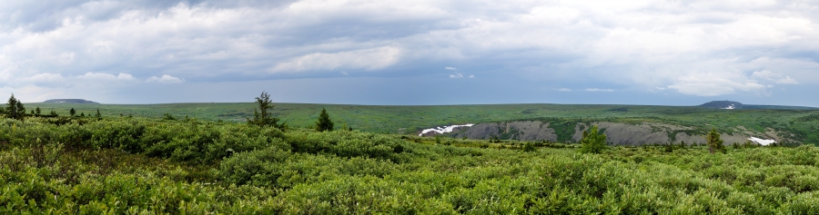 Панорама Кваркуша, справа г.Вогульский камень